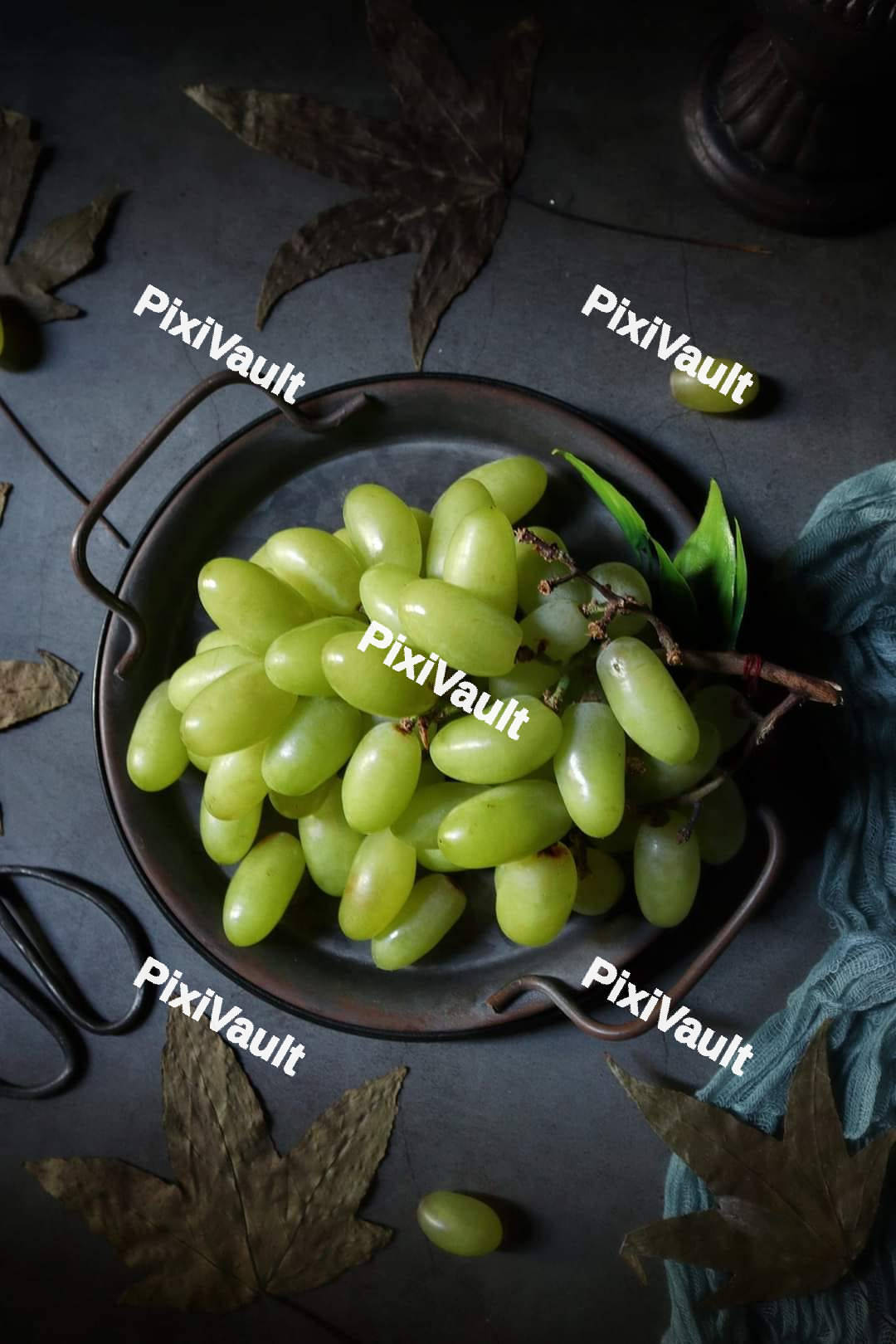 Green grapes inside a pan